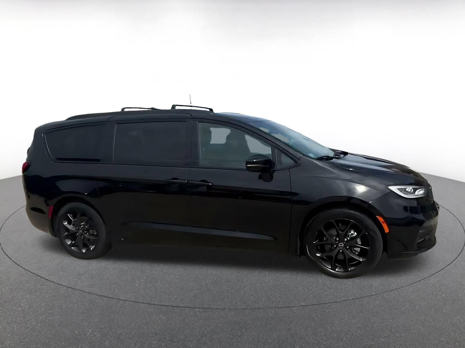 Used 2025 Chrysler Pacifica Limited FWD image 15