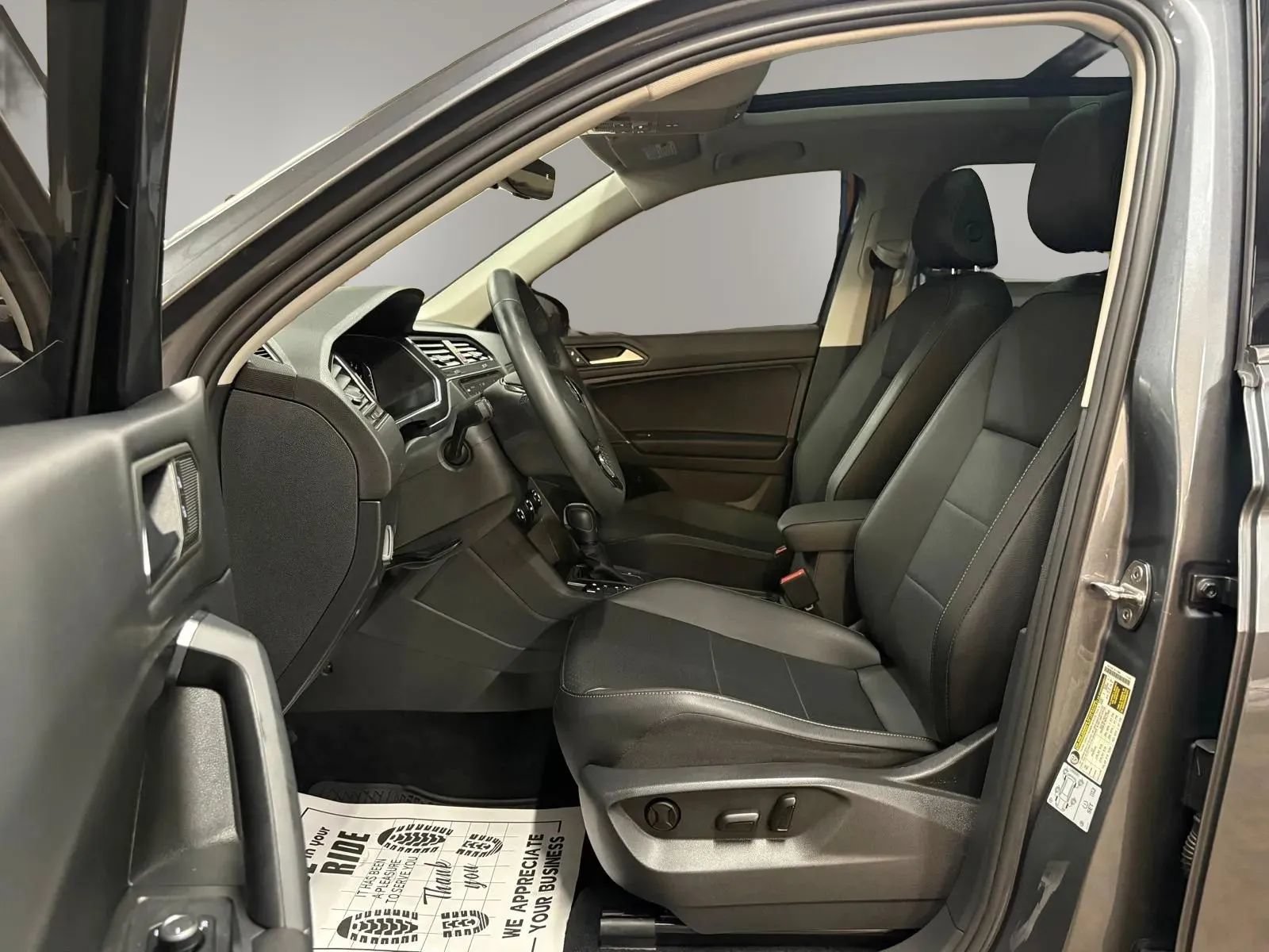 Used 2020 Volkswagen Tiguan SEL AWD/4WD image 16