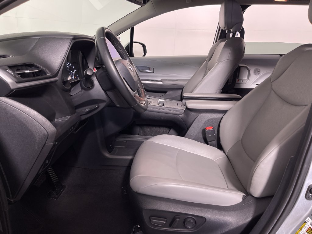 Certified 2025 Toyota Sienna XLE FWD image 12
