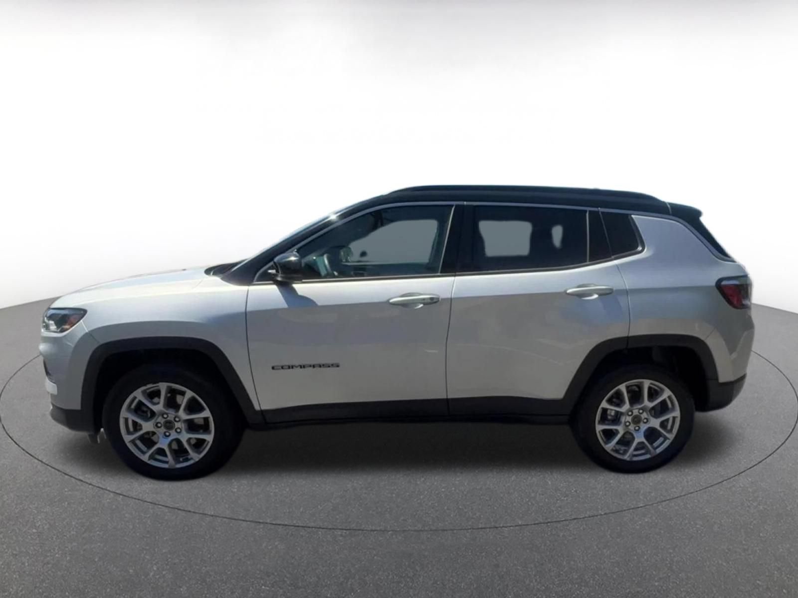 Used 2025 Jeep Compass Limited AWD/4WD image 9