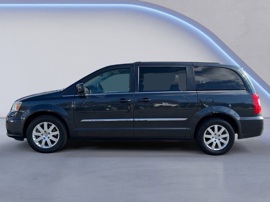 Used 2014 Chrysler Town & Country Touring image 6