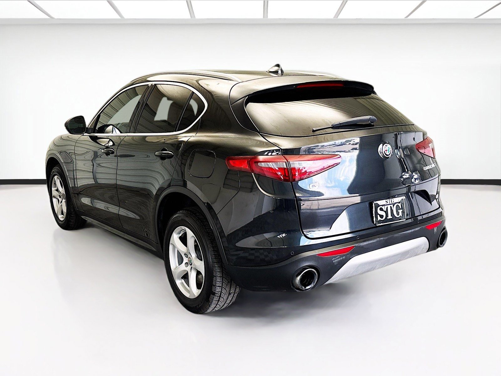 Used 2018 Alfa Romeo Stelvio AWD image 6