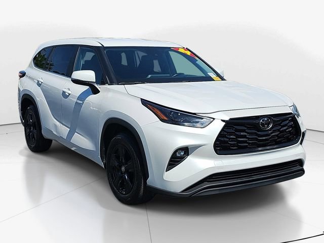 Used 2024 Toyota Highlander LE FWD image 1