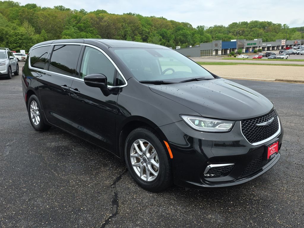 Used 2023 Chrysler Pacifica Touring-L FWD image 2