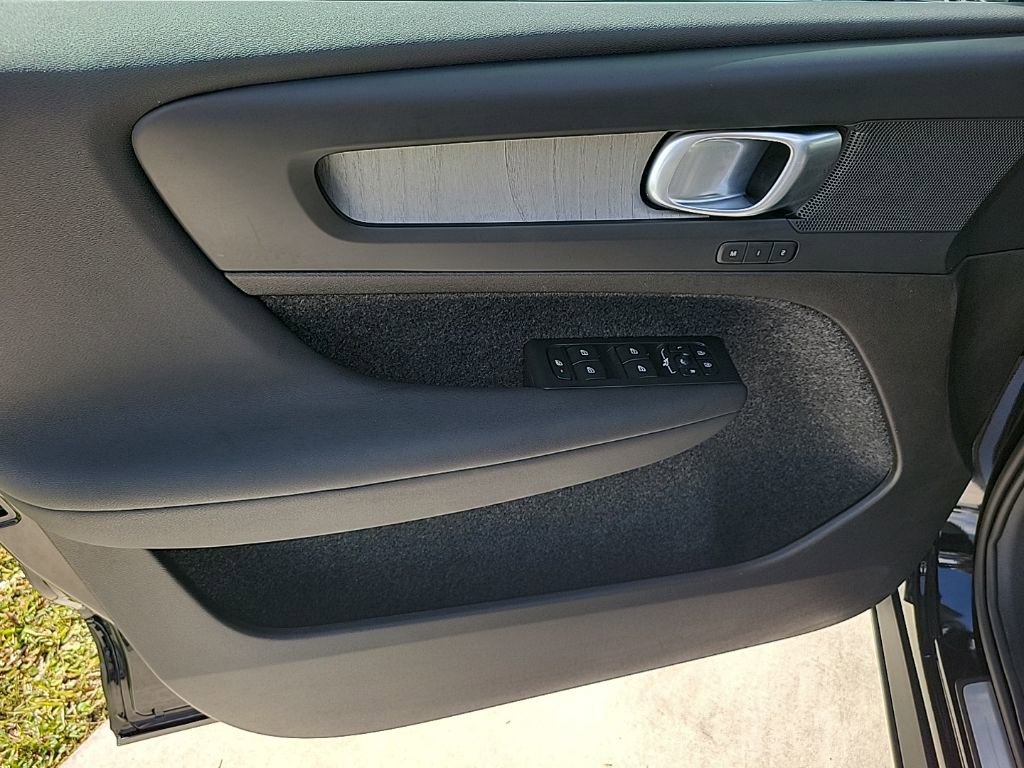 Used 2025 Volvo XC40 B5 Core image 15