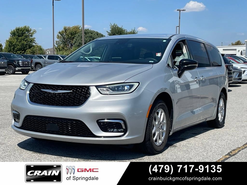 Used 2024 Chrysler Pacifica Touring-L FWD image 3