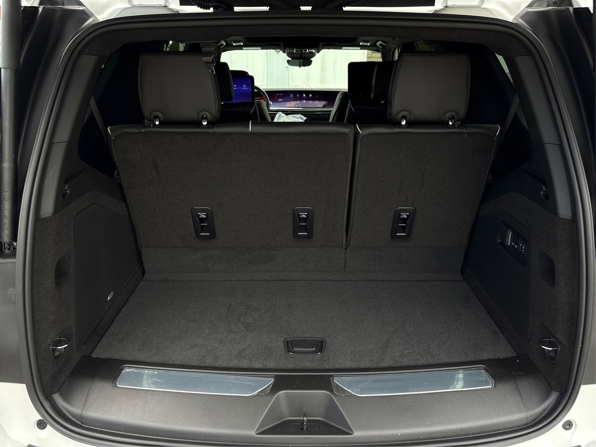 Used 2025 Cadillac Escalade Sport Platinum w/ LPO, ONYX Package AWD/4WD image 11
