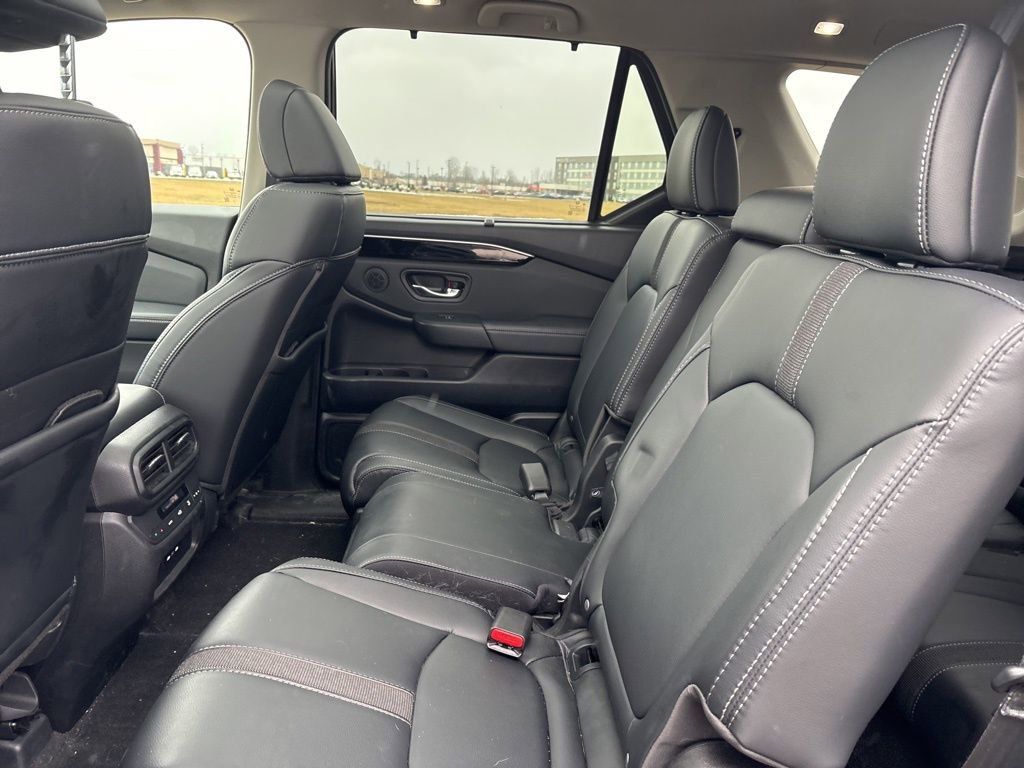 Used 2025 Honda Pilot Touring image 17