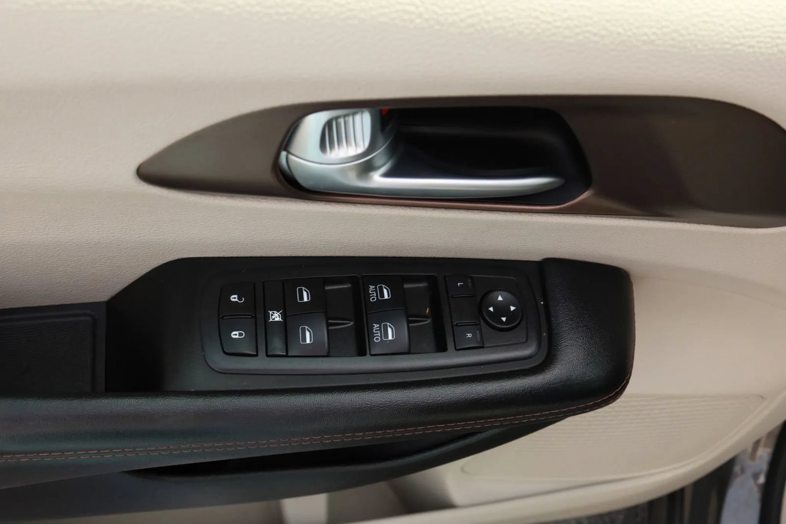 Used 2018 Chrysler Pacifica Touring-L FWD image 11