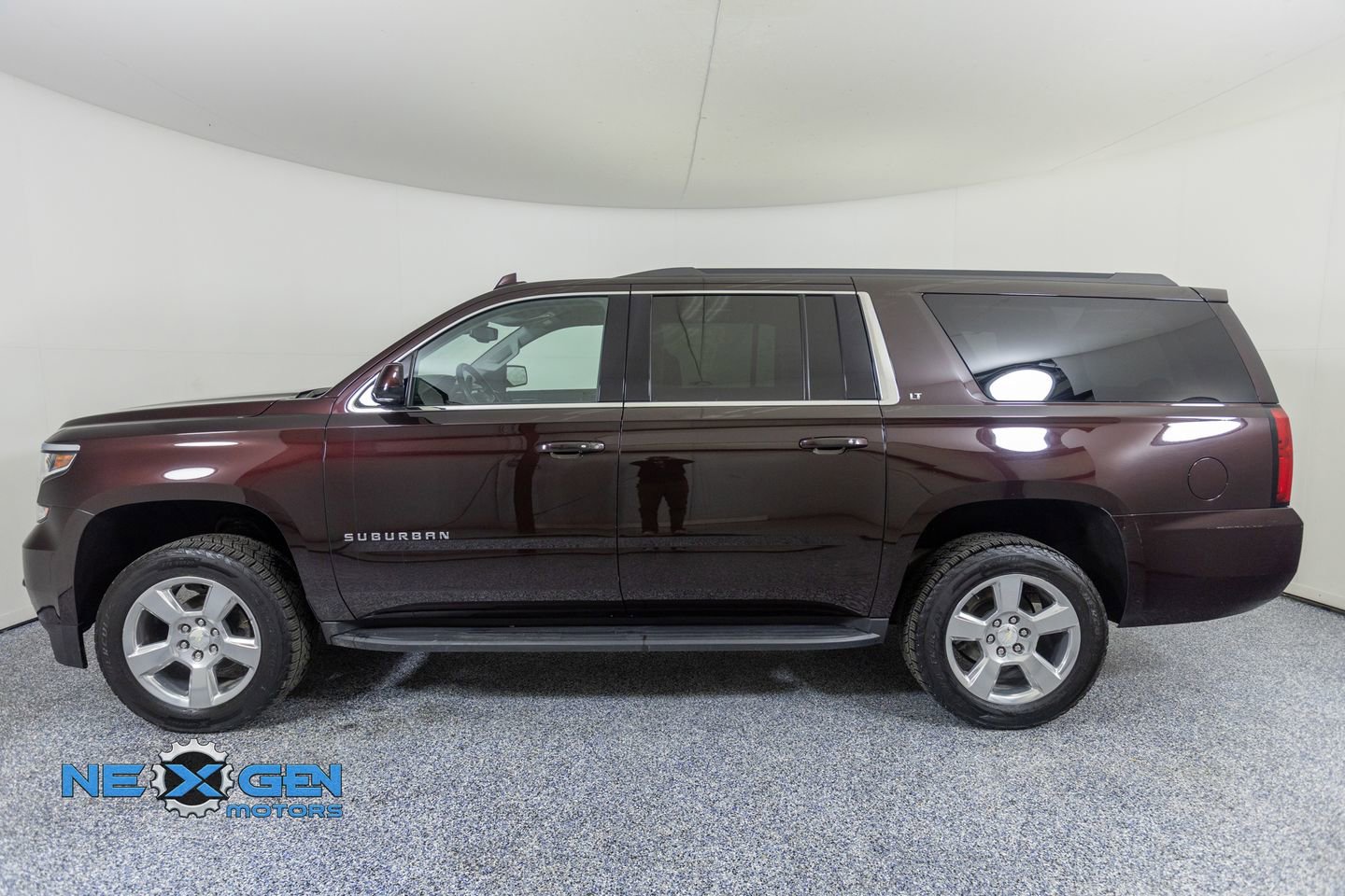 Used 2020 Chevrolet Suburban LT w/ Luxury Package image 4