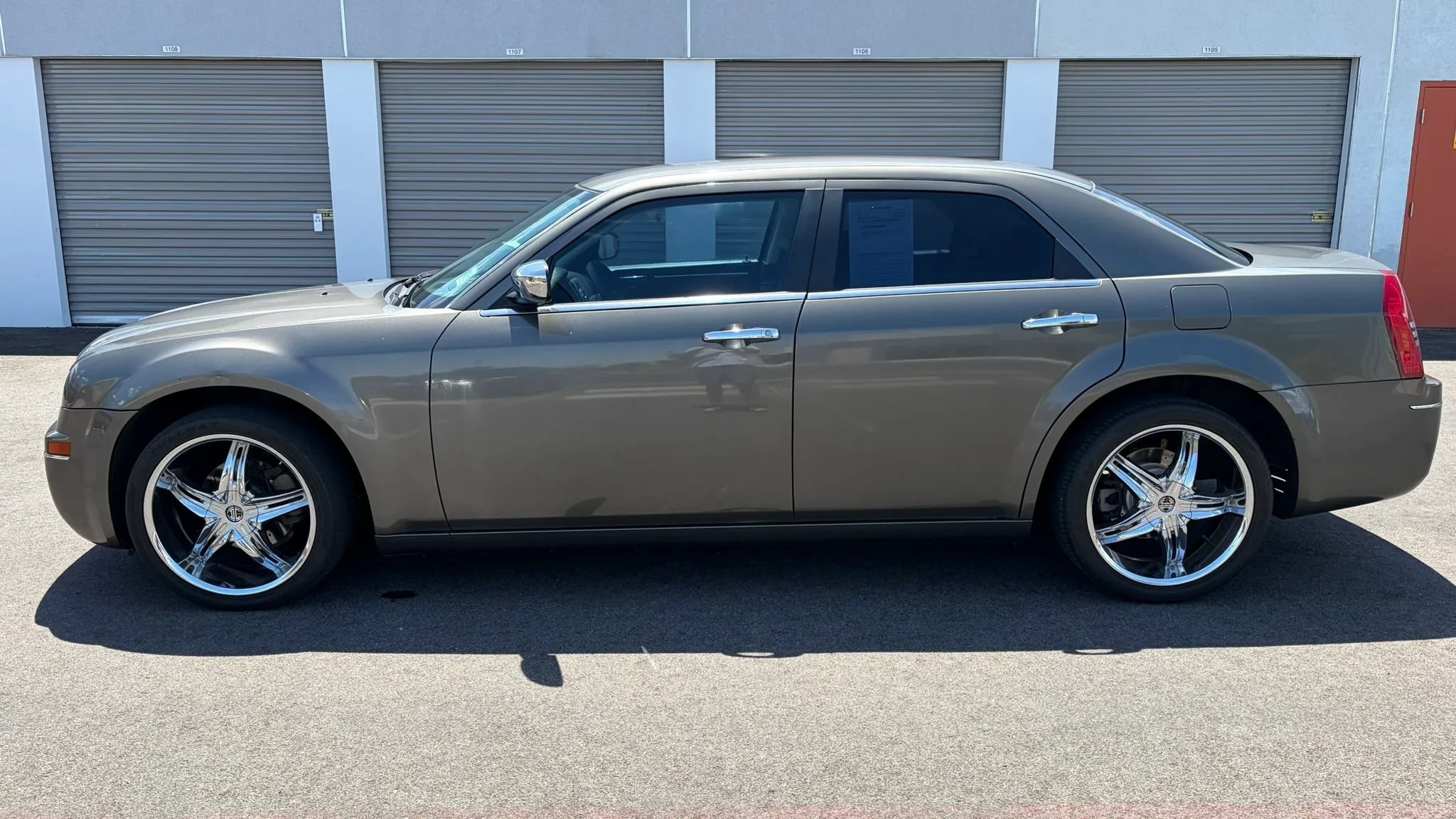 Used 2010 Chrysler 300 Touring RWD image 2