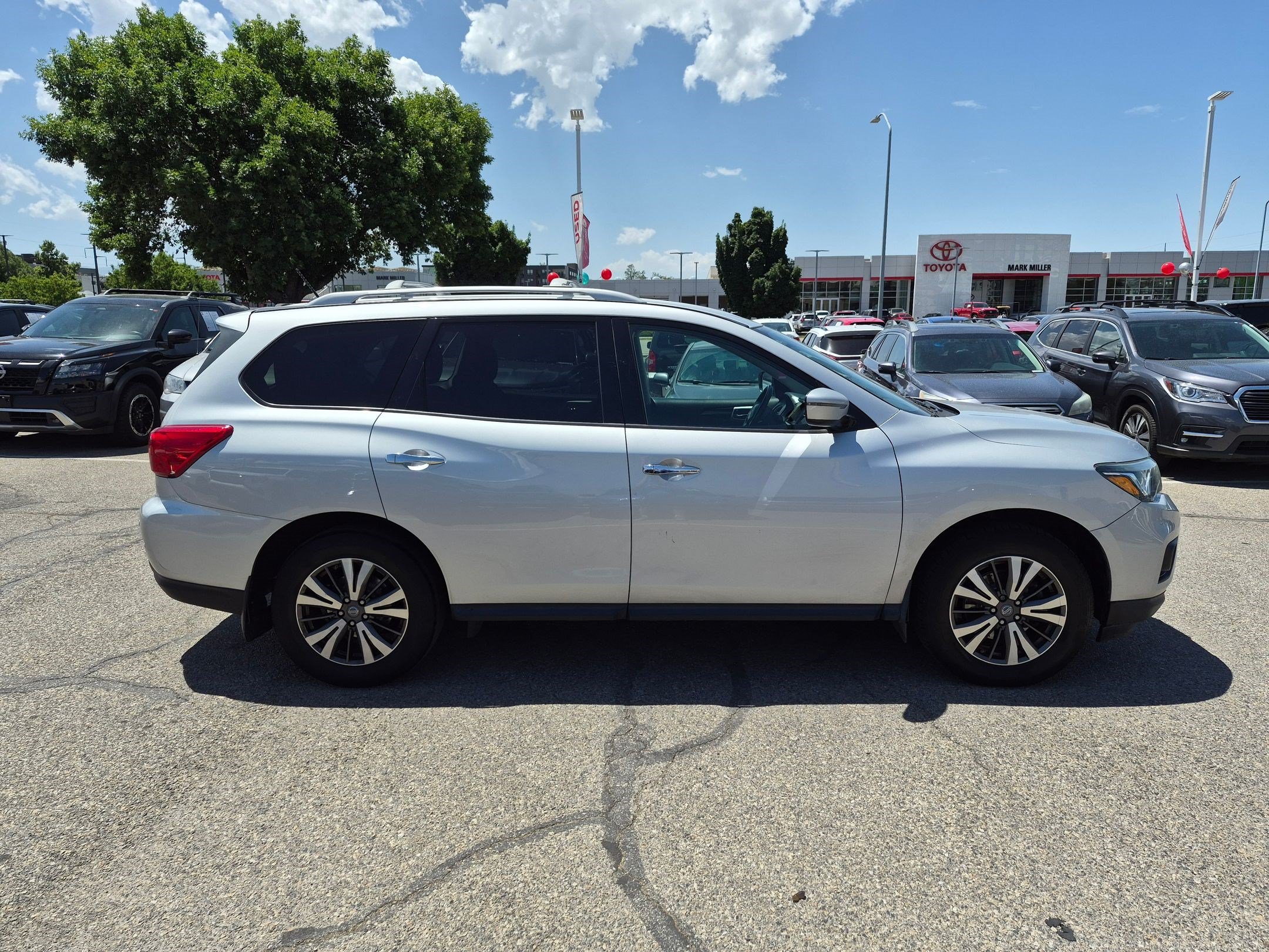Used 2017 Nissan Pathfinder SV AWD/4WD image 2