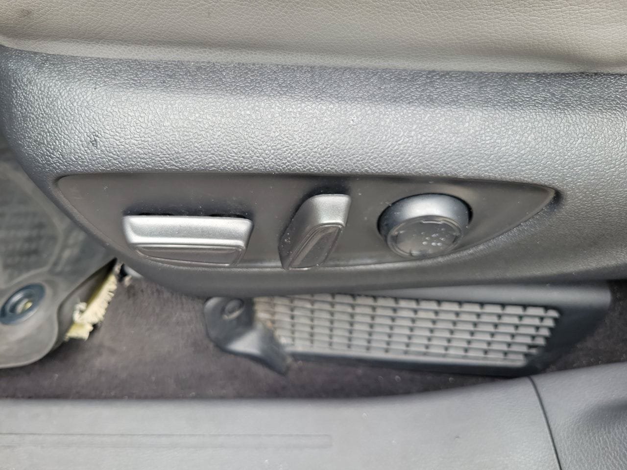 Used 2023 Toyota Sienna XLE FWD image 18