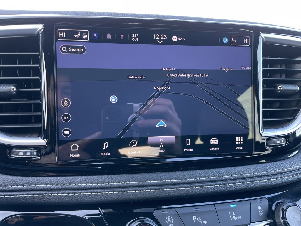 Used 2025 Chrysler Pacifica Limited image 19