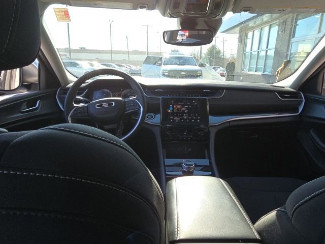 Used 2023 Jeep Grand Cherokee Laredo w/ Luxury Tech Group I image 13