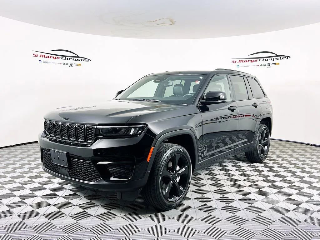 Used 2023 Jeep Grand Cherokee Altitude AWD/4WD image 4