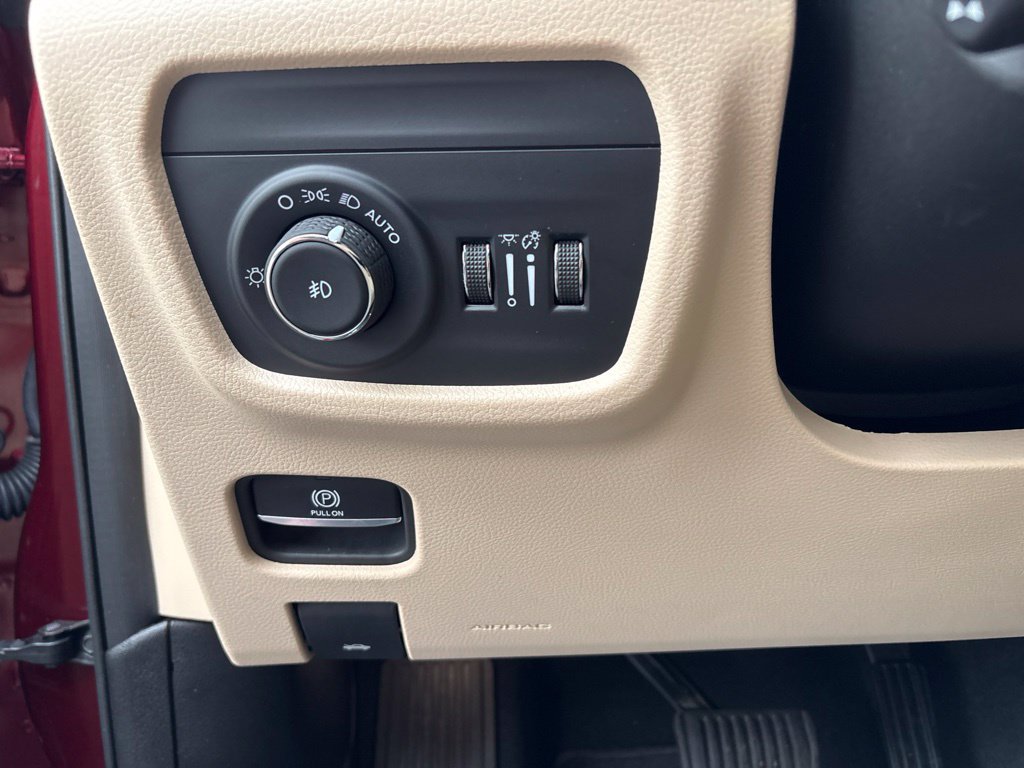 Used 2024 Jeep Grand Cherokee Limited w/ Luxury Tech Group II AWD/4WD image 19