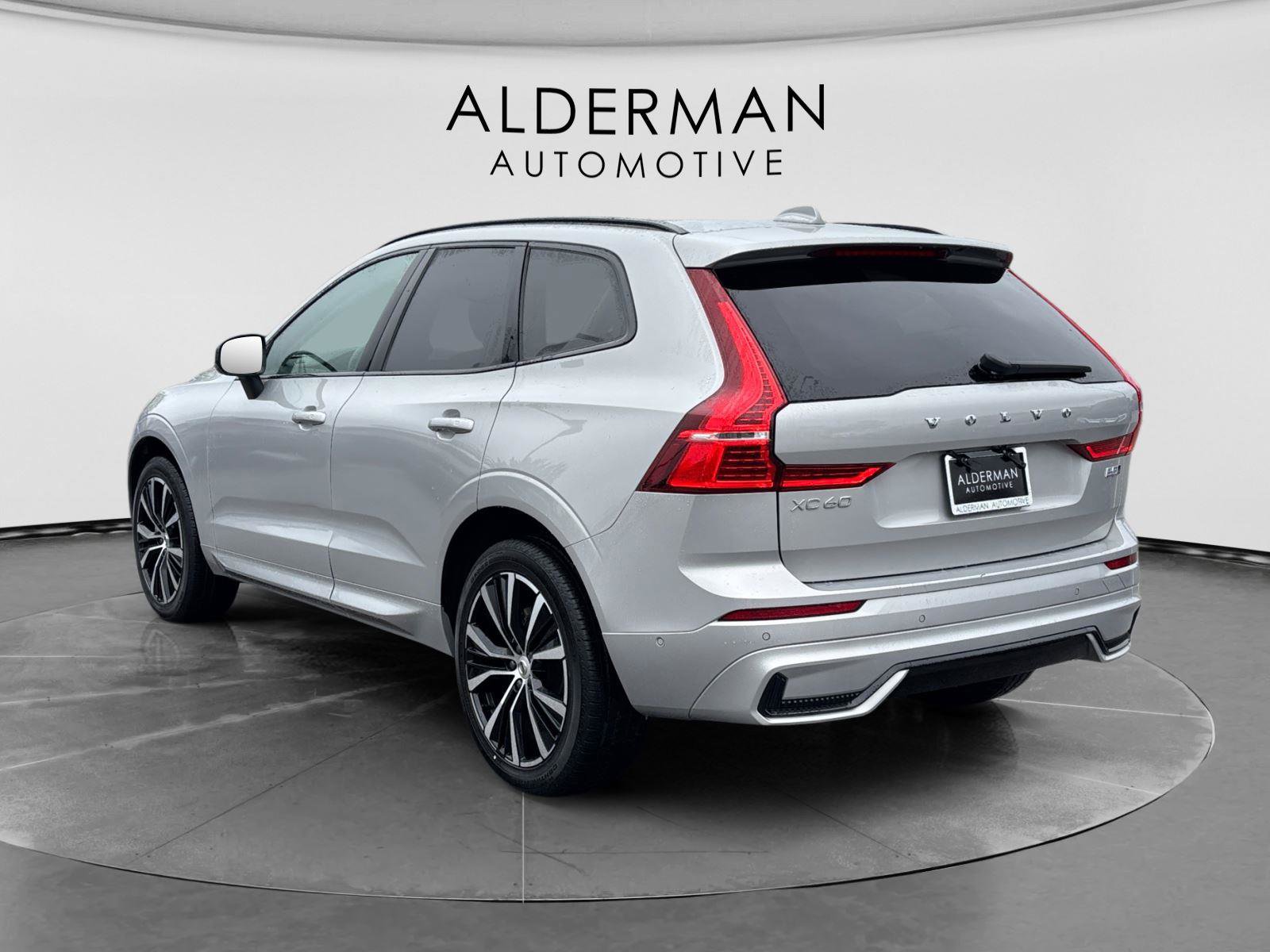 Used 2025 Volvo XC60 B5 Plus AWD/4WD image 3