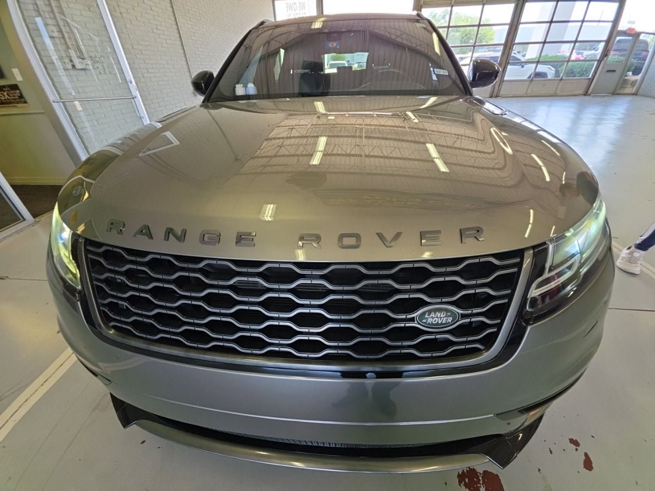 Used 2018 Land Rover Range Rover Velar R-Dynamic SE AWD/4WD image 2