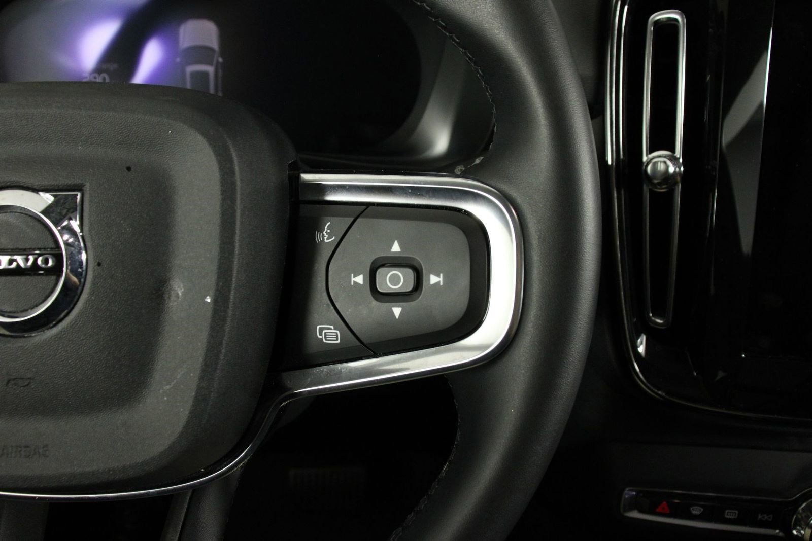 Certified 2025 Volvo XC40 B5 Plus image 11