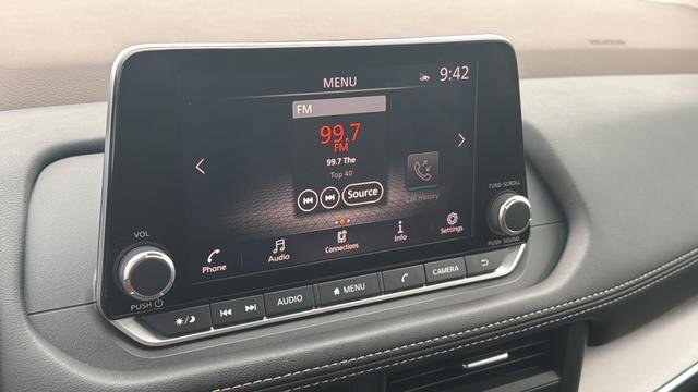 Used 2023 Nissan Rogue SV image 9