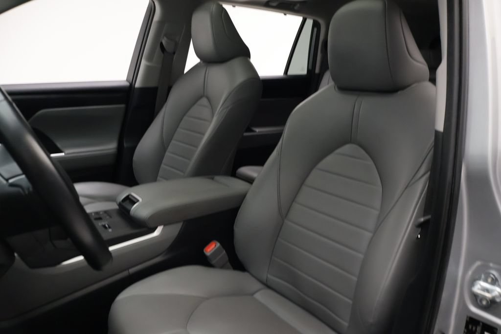 Used 2023 Toyota Highlander XLE FWD image 13