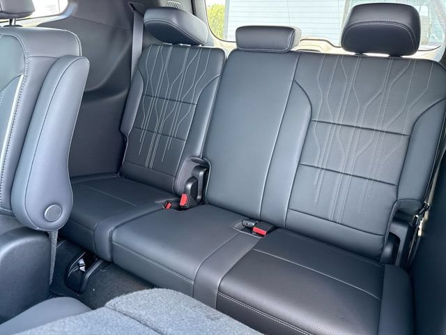 New 2027 Buick Enclave Avenir w/ LPO, Floor Liner Package FWD image 24