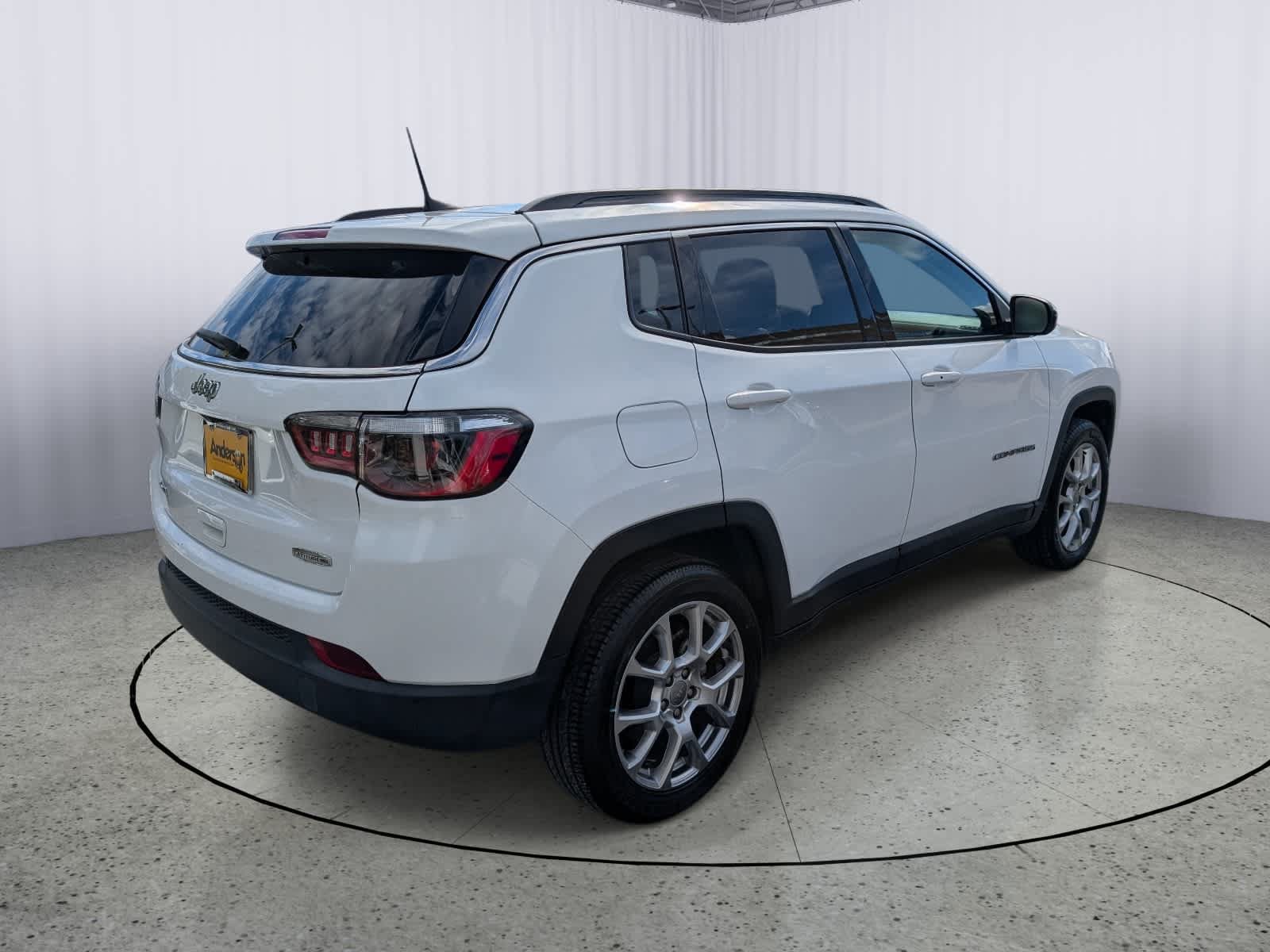 Used 2022 Jeep Compass Latitude w/ Sun and Sound Group AWD/4WD image 3