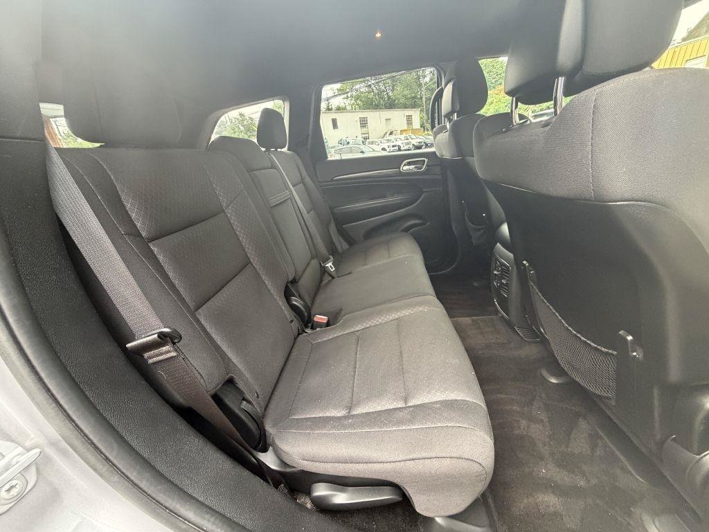 Used 2019 Jeep Grand Cherokee Laredo w/ 18" Wheel & 8.4" Radio Group AWD/4WD image 18