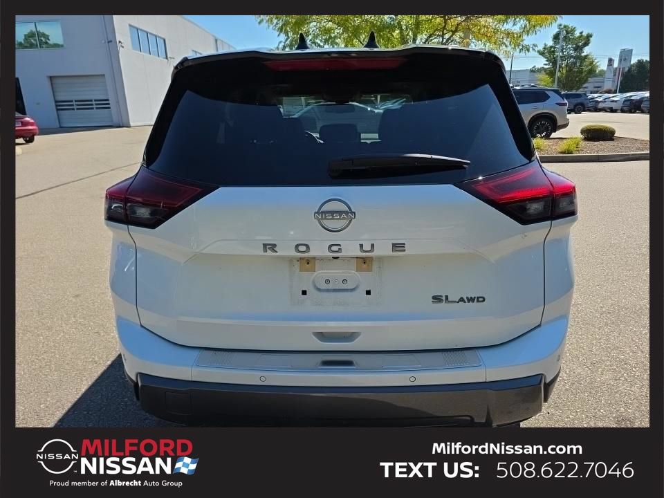 Used 2025 Nissan Rogue SL w/ Tech Package AWD/4WD image 4