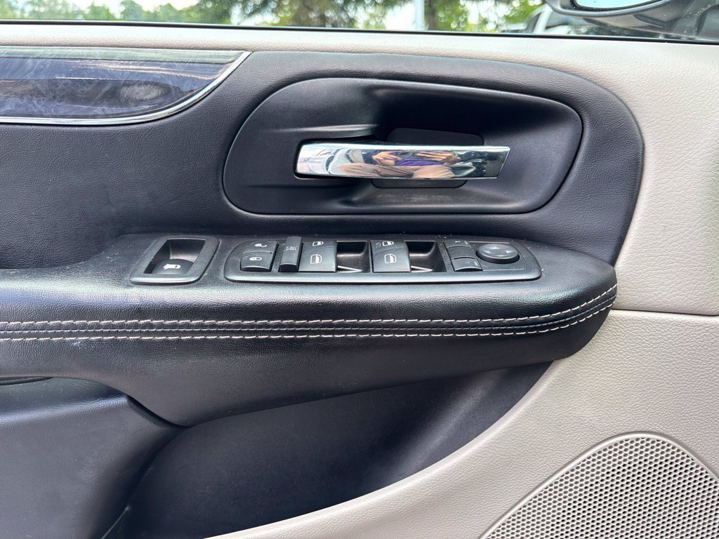 Used 2014 Chrysler Town & Country Touring FWD image 14