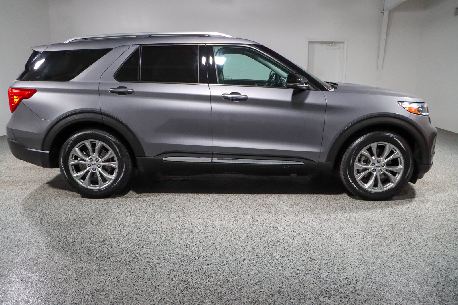 Used 2022 Ford Explorer Limited w/ Equipment Group 301A RWD image 6
