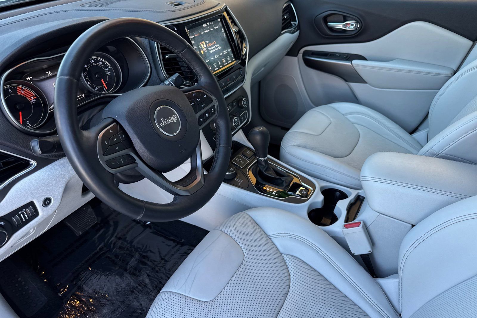 Used 2019 Jeep Cherokee Limited w/ Luxury Group AWD/4WD image 11
