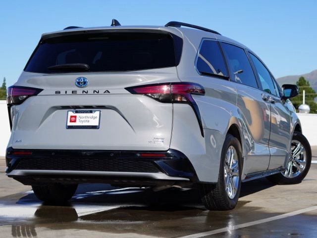 Used 2023 Toyota Sienna XSE image 5