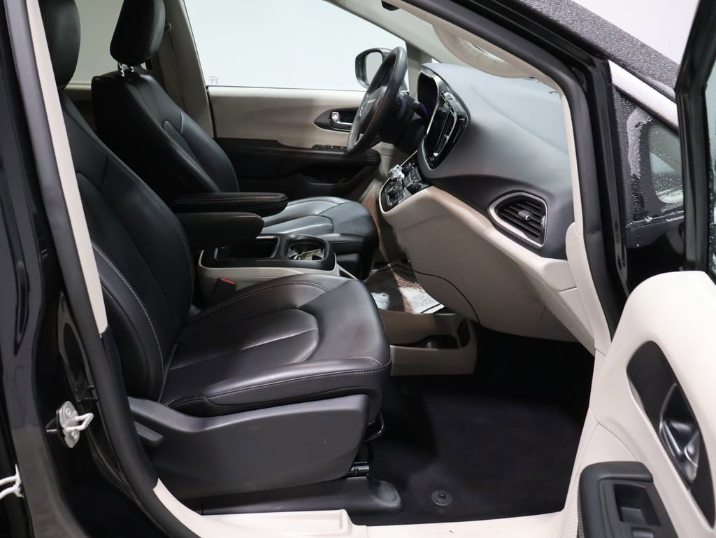 Used 2023 Chrysler Pacifica Touring-L FWD image 22