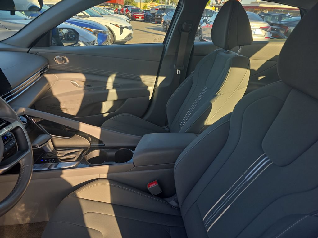 Used 2025 Hyundai Elantra SEL FWD image 9
