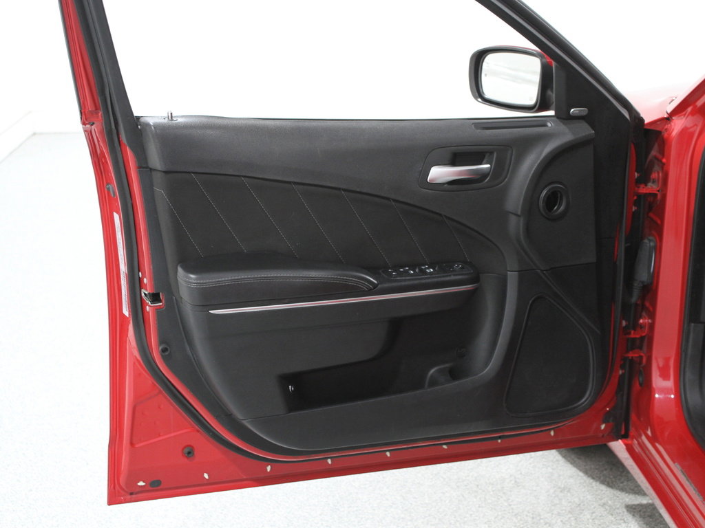 Used 2016 Dodge Charger SXT w/ Navigation & Travel Group image 4