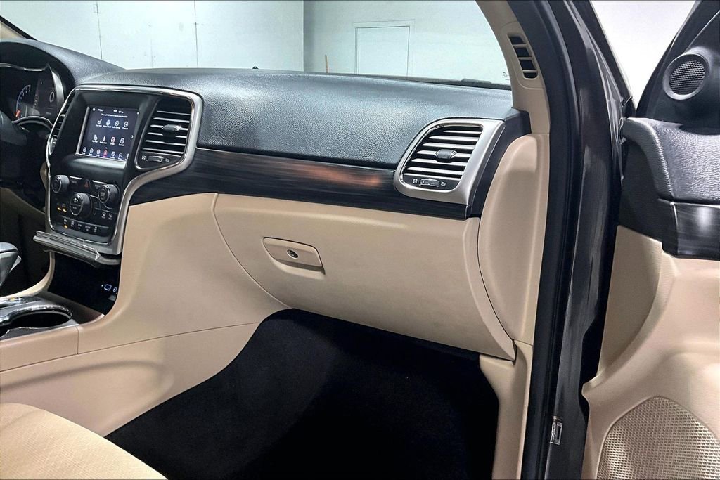 Used 2019 Jeep Grand Cherokee Laredo AWD/4WD image 19