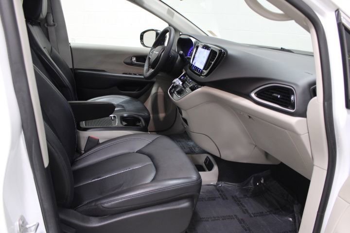 Used 2024 Chrysler Pacifica Touring-L image 28