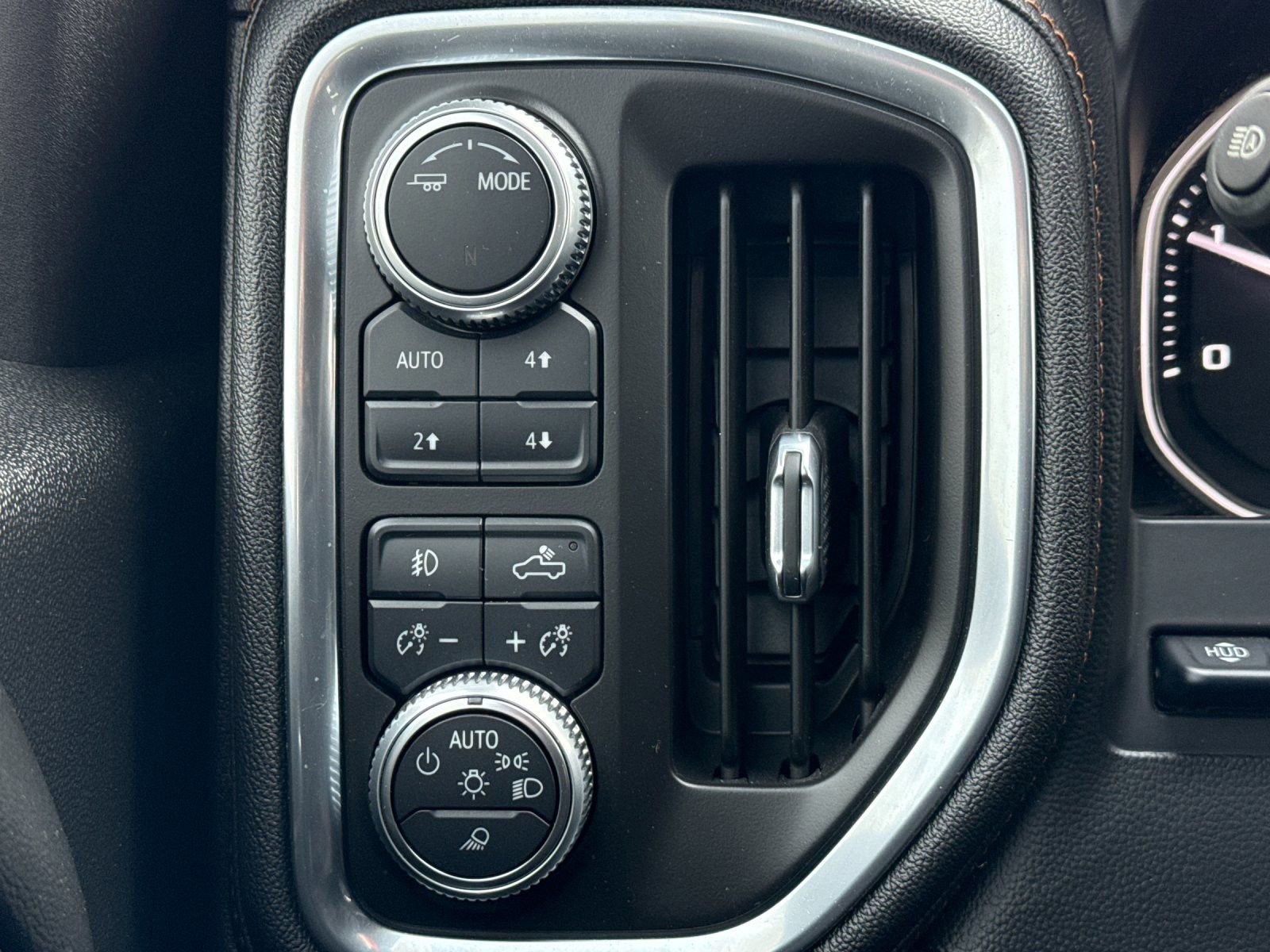 Used 2020 GMC Sierra 2500 AT4 w/ Technology Package image 32