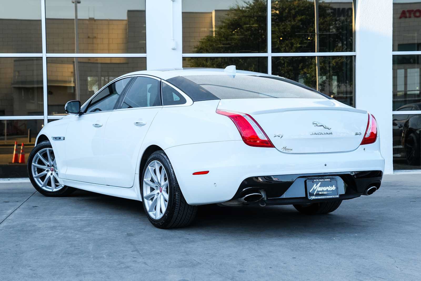 Used 2017 Jaguar XJ R-Sport RWD image 14