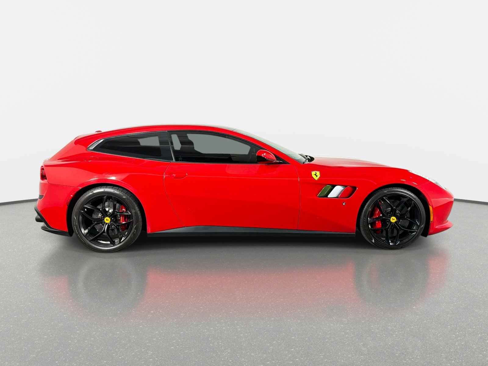 Used 2018 Ferrari GTC4Lusso T RWD image 2
