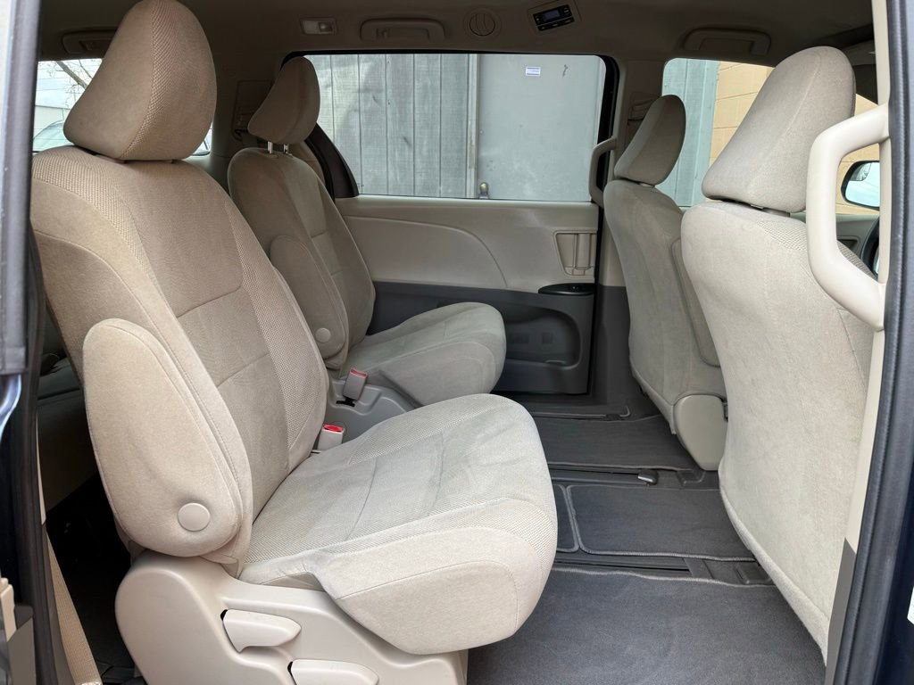 Used 2020 Toyota Sienna L FWD image 18