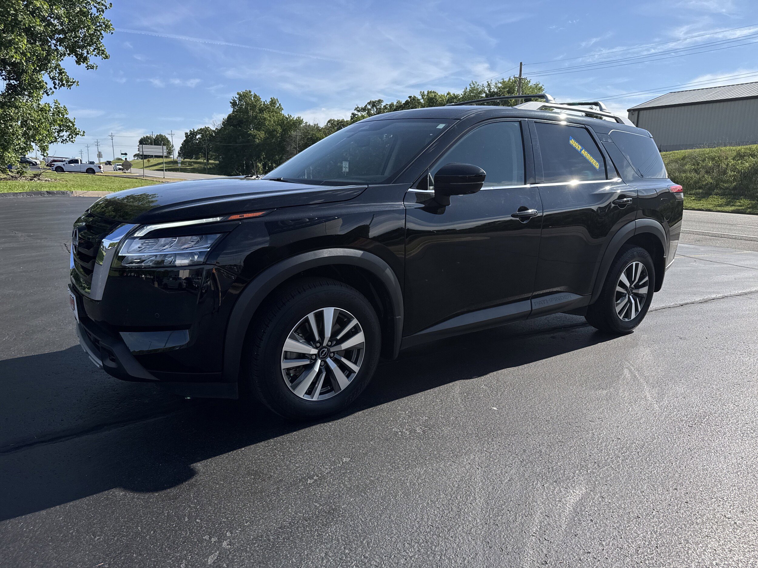 Used 2024 Nissan Pathfinder SL AWD/4WD image 2