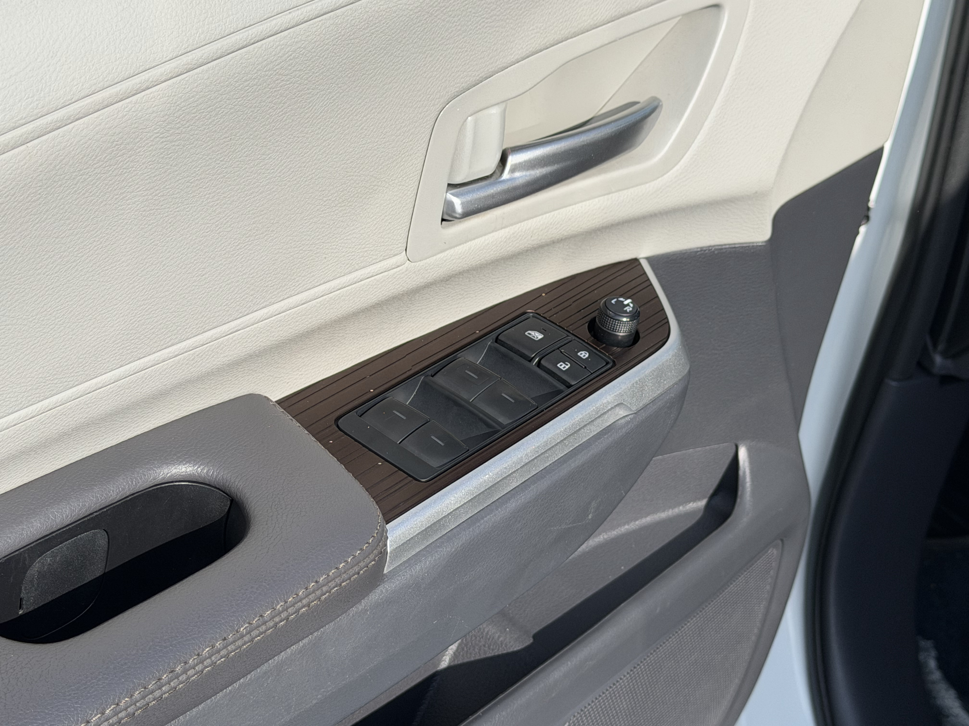 Certified 2024 Toyota Sienna XLE FWD image 26