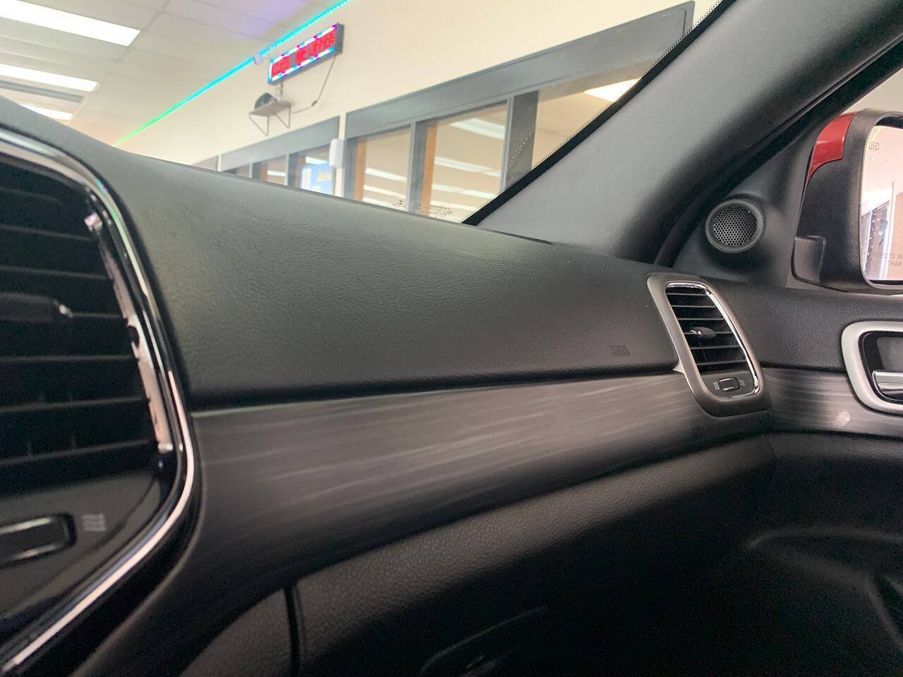 Used 2019 Jeep Grand Cherokee Altitude AWD/4WD image 11