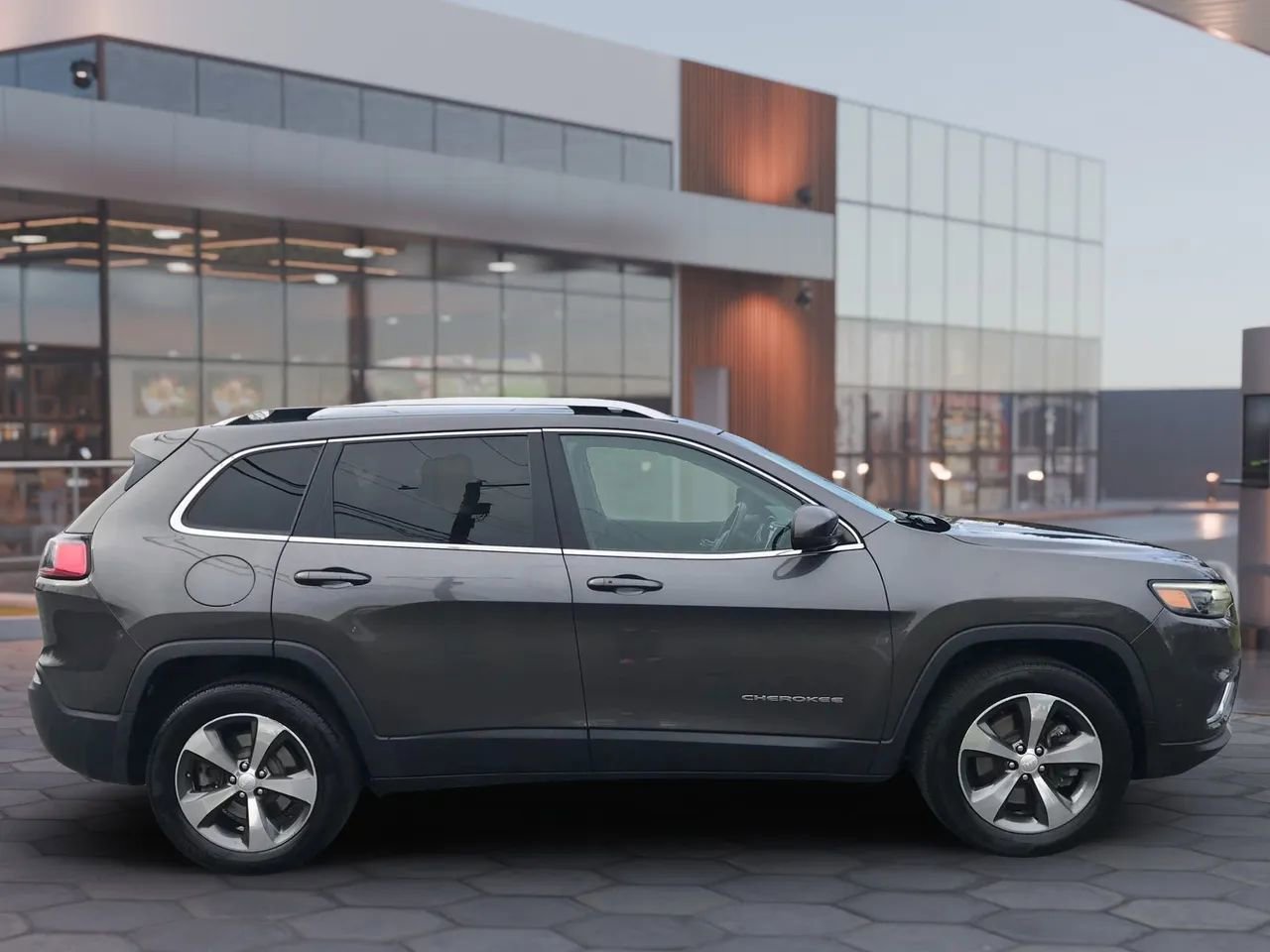 Used 2019 Jeep Cherokee Limited w/ Technology Group image 4