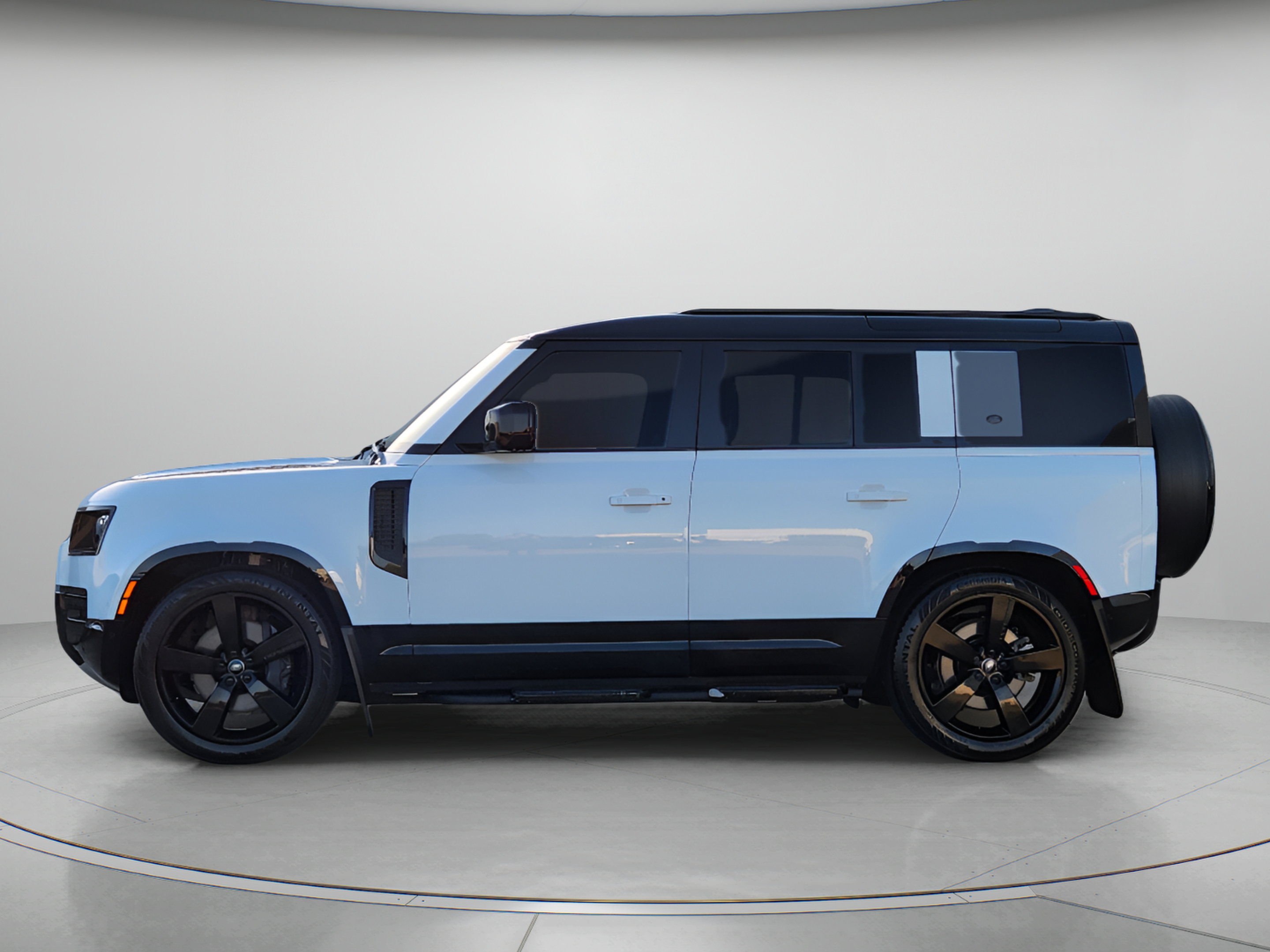 Certified 2024 Land Rover Defender 110 X-Dynamic SE AWD/4WD image 2