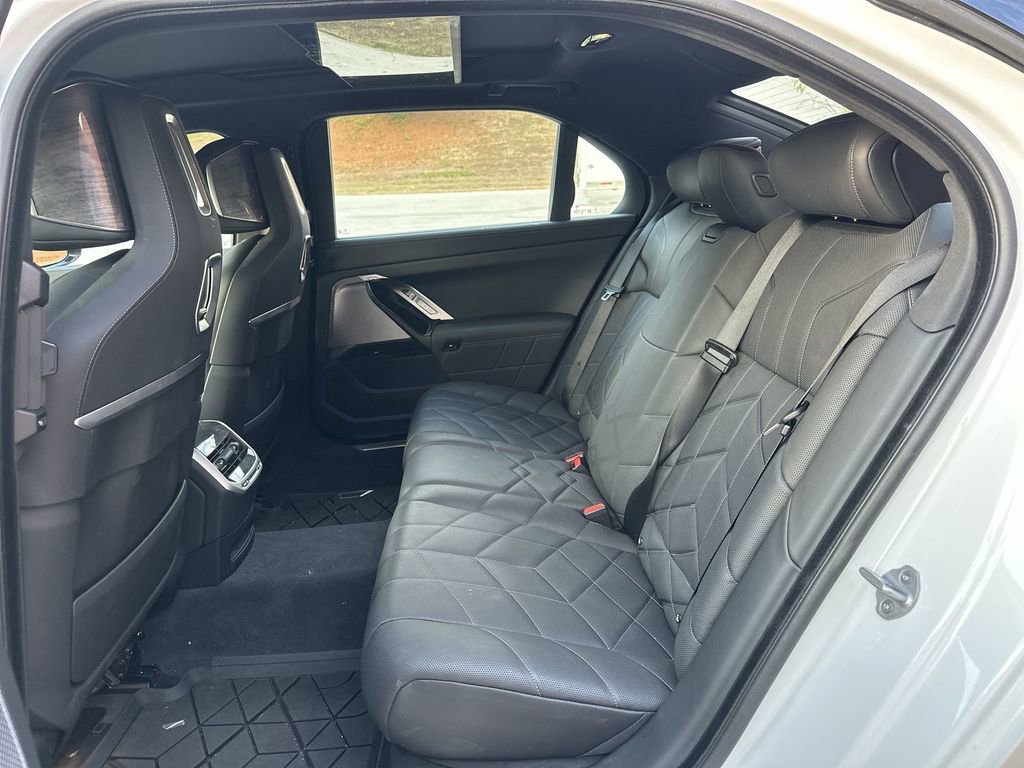 Used 2025 BMW 760i xDrive w/ Executive Package image 27