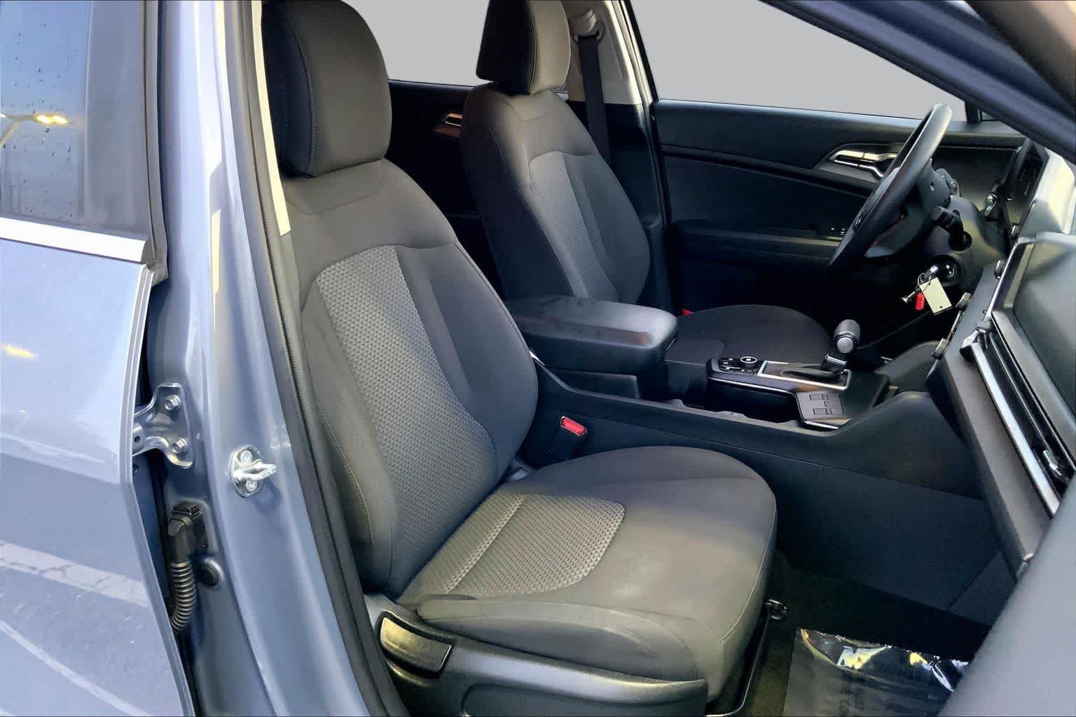 Used 2025 Kia Sportage LX FWD image 8